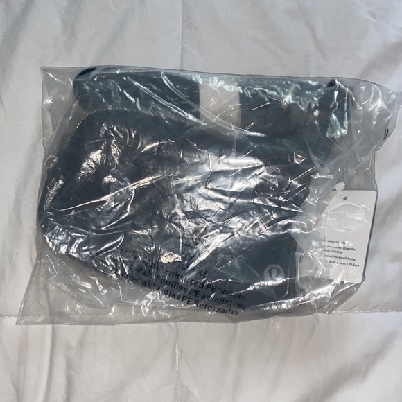 NWT Black/White Lululemon Crossbody Everywhere Belt Bag - Picture 4 of 6